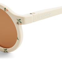 Bescherm je ogen met deze fantastische darla zonnebril peach/sea shell. Deze zonnebril met een tof rond montuur beschermt je ogen van je kindje tegen de zon terwijl je kindje er ook super stylish uitziet met deze bril op! VanZus