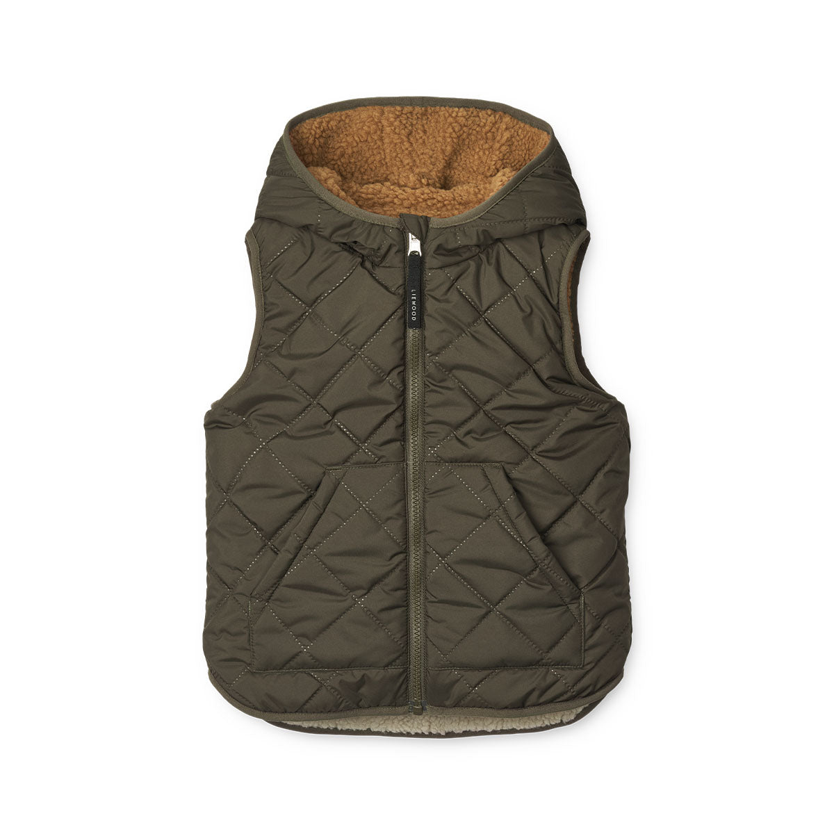 Heeft je kindje een extra warme laag nodig? Dit diana omkeerbare vest in army brown mix is de ideale extra laag voor wanneer het buiten toch wat frisser is. Dit toffe vest is omkeerbaar, waardoor hij voor twee verschillende looks zorgt. VanZus