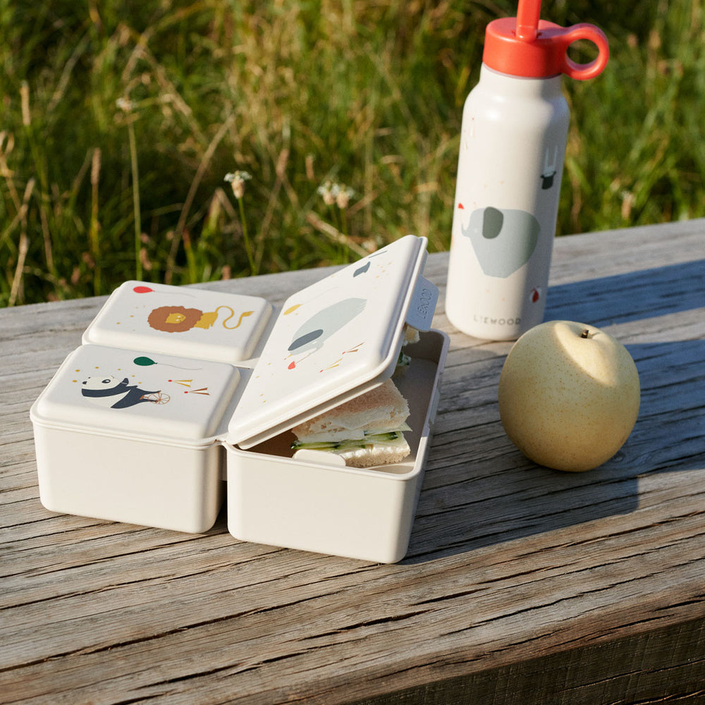 Transformeer de lunchroutine van je kindje met deze leuke driss lunchbox circus/sandy. Deze ruime lunchbox is perfect voor onderweg en biedt voldoende ruimte voor gezonde lekkernijen. Deze vrolijke lunchbox houdt de lunch of de snacks van je kleintje heerlijk vers. VanZus