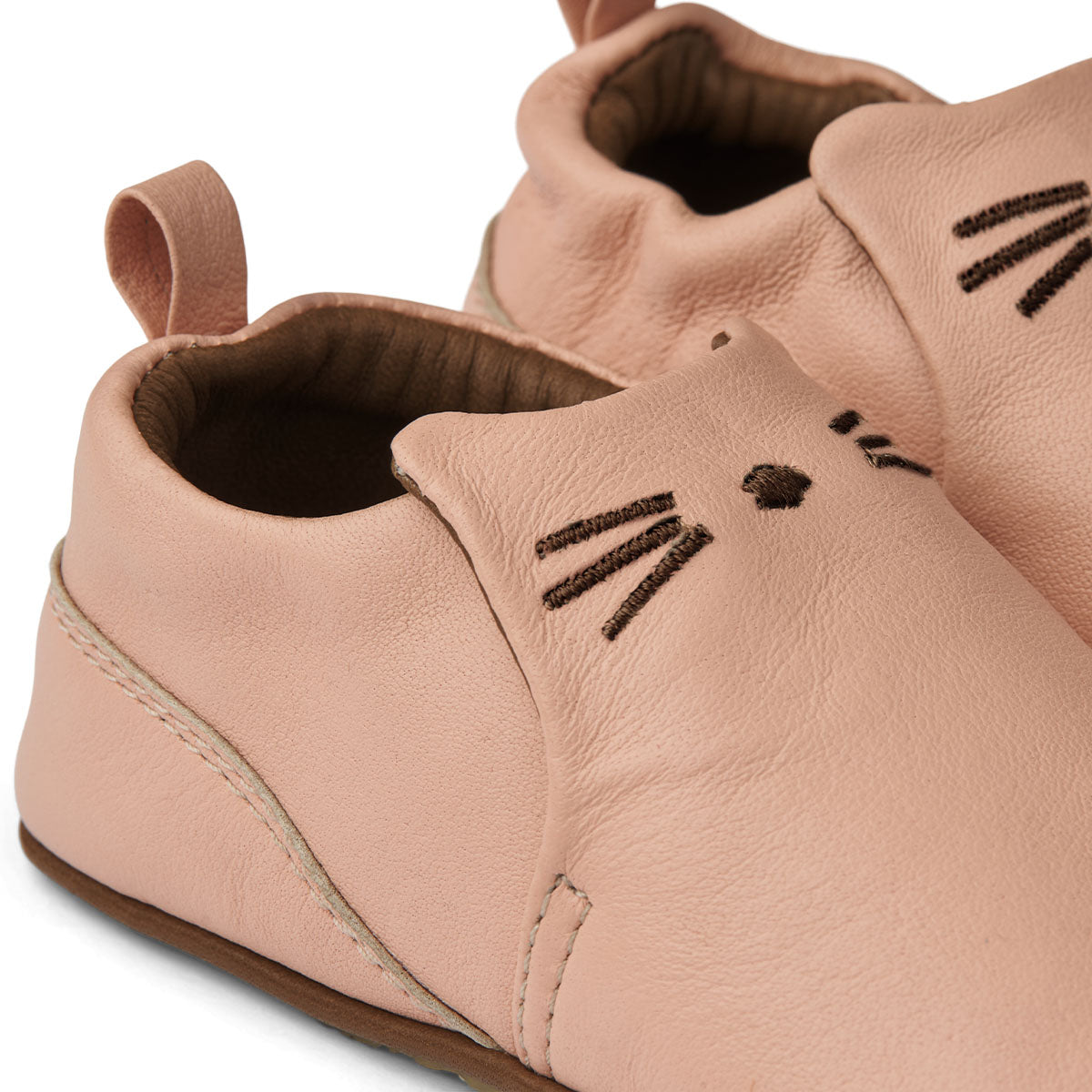 Ben je op zoek naar fijne sloffen voor jouw kindje? Kijk dan eens naar deze eliot cat leren sloffen in de kleur pale tuscany van het leuke merk Liewood! Deze ontzettend lieve slofjes zijn heerlijk warm, maar zien er ook heel schattig uit. VanZus