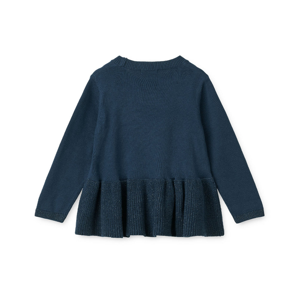 Hoe schattig is deze esme lurex gebreide trui in de kleur classic navy van het merk Liewood? Dit lieve truitje in een prachtige donkerblauwe kleur is de eyecatcher van elke outfit! Houd je kind lekker warm en stylish met dit geweldige truitje! VanZus