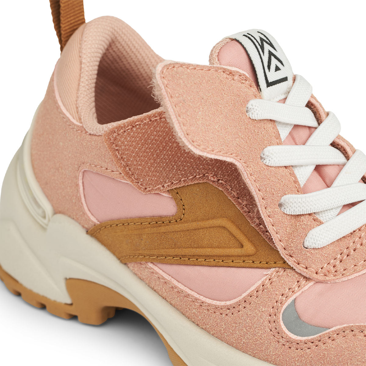 Je kleintje steelt de show met deze leuke evi flash sneakers in de kleur tuscany rose mix. Deze sportieve sneakers zien er onwijs tof uit, zijn voorzien van opvallende kleuren én reflecteren in het donker. VanZus