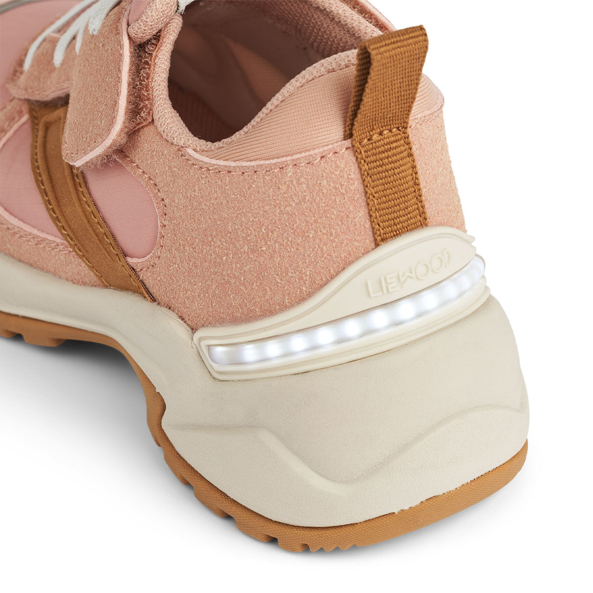 Je kleintje steelt de show met deze leuke evi flash sneakers in de kleur tuscany rose mix. Deze sportieve sneakers zien er onwijs tof uit, zijn voorzien van opvallende kleuren én reflecteren in het donker. VanZus