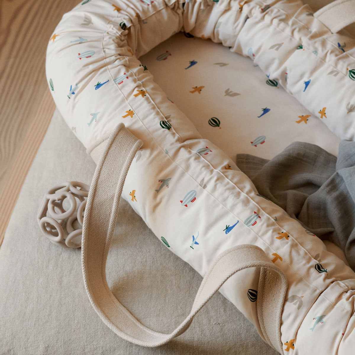 Creëer een fijne en knusse plek voor jouw kleintje met dit cozy gro aviator/ecru babynestje van Liewood. Het babynestje is ideaal voor dutjes, veilig spelen en voor tummy time. Tegelijkertijd is het ook een reiswieg! VanZus