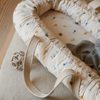 Creëer een fijne en knusse plek voor jouw kleintje met dit cozy gro aviator/ecru babynestje van Liewood. Het babynestje is ideaal voor dutjes, veilig spelen en voor tummy time. Tegelijkertijd is het ook een reiswieg! VanZus