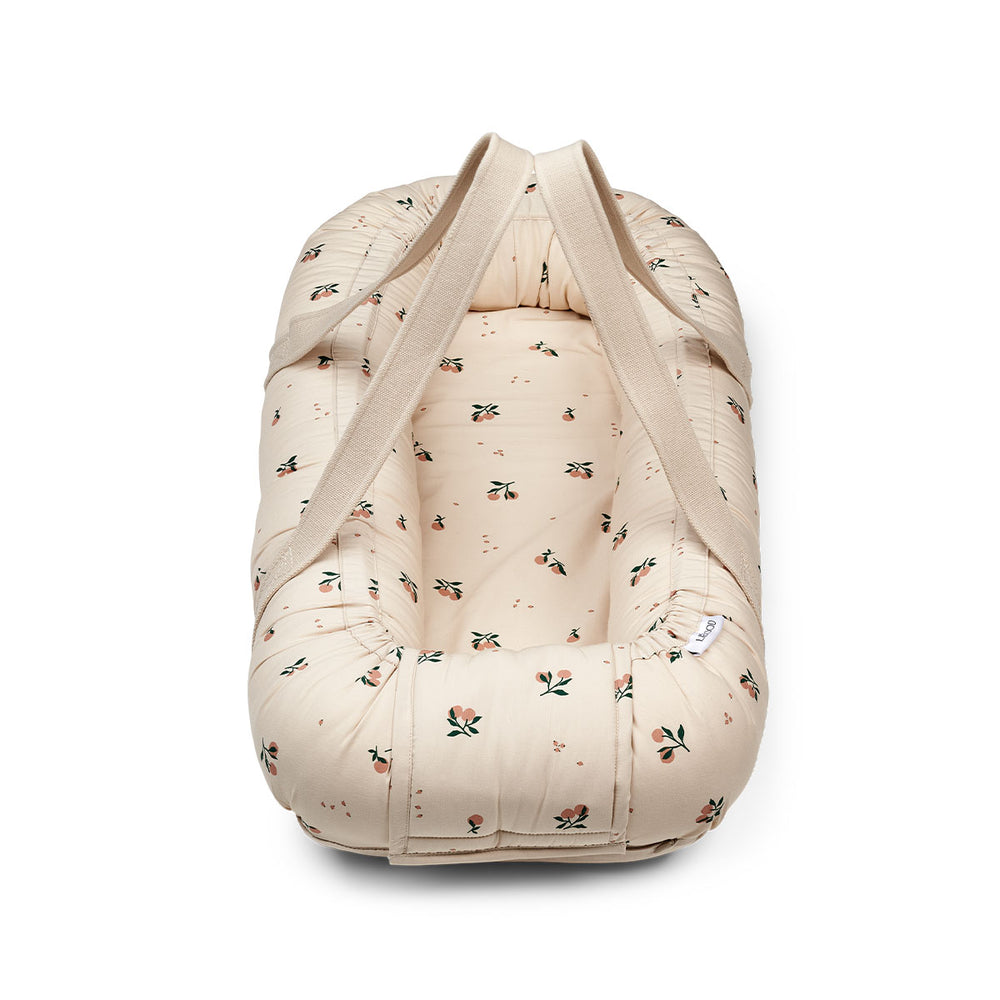 Creëer een fijne en knusse plek voor jouw kleintje met dit cozy gro peach/sea shell babynestje van Liewood. Het babynestje is ideaal voor dutjes, veilig spelen en voor tummy time. Tegelijkertijd is het ook een reiswieg! VanZus