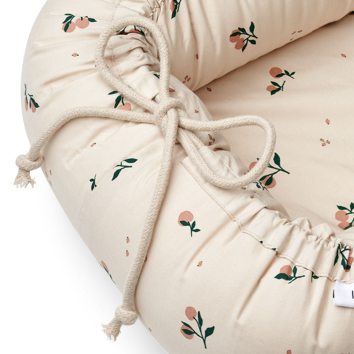 Creëer een fijne en knusse plek voor jouw kleintje met dit cozy gro peach/sea shell babynestje van Liewood. Het babynestje is ideaal voor dutjes, veilig spelen en voor tummy time. Tegelijkertijd is het ook een reiswieg! VanZus