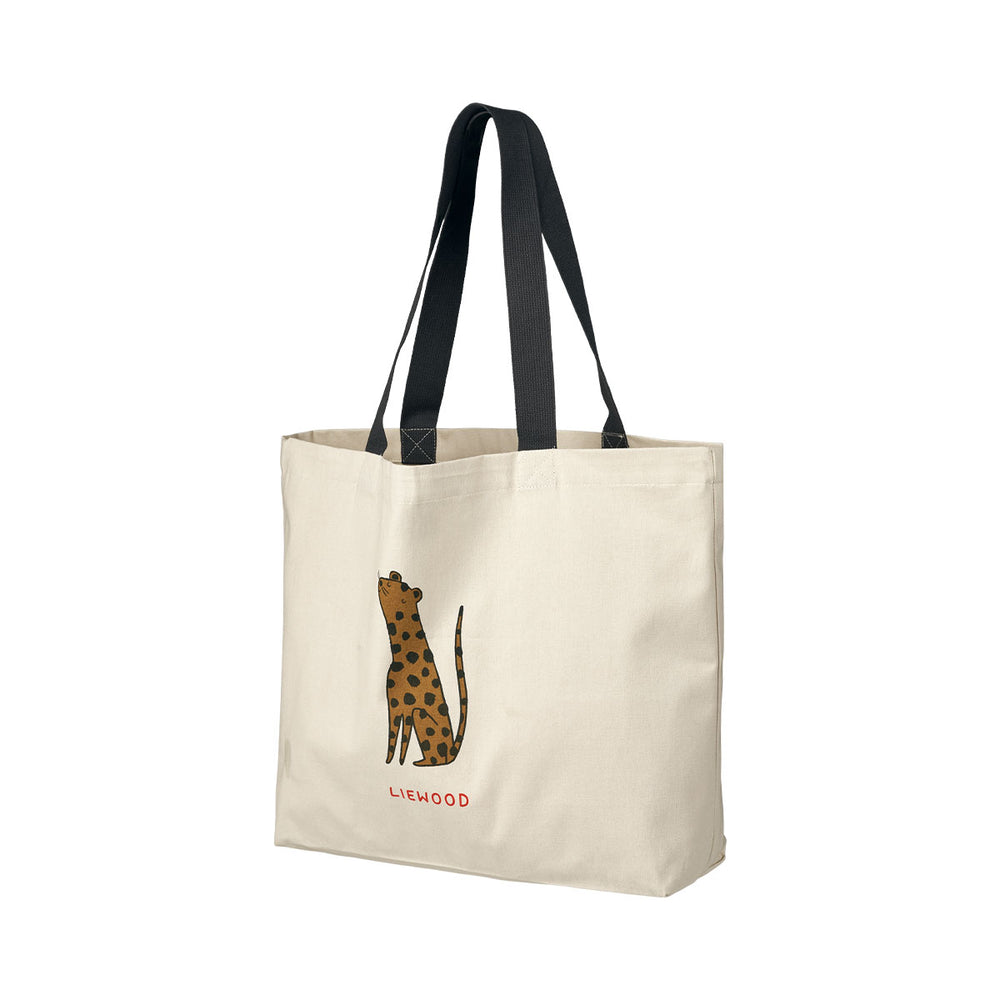Met de Liewood grote schoudertas in leopard/sandy ben je altijd goed voorbereid. Of je nu onderweg bent, een ontspannend weekendje weg, of gewoon een stukje wandelt, deze tas biedt de perfecte oplossing om al je essentials bij de hand te hebben. VanZus