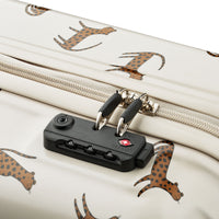 Deze hollie reiskoffer in de kleur leopard/sandy is de ideale kleine reiskoffer! Deze koffer van Liewood is vierkant, waardoor die super handzaam is. Ook ziet hij er fantastisch uit! Deze koffer is ideaal voor korte trips. VanZus