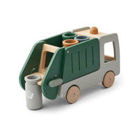 Je kindje heeft uren speelplezier met deze irina recycling truck in garden green multi mix van het merk Liewood. Deze mooie houten recycling truck is gemaakt van hoge kwaliteit hout, heeft een hefboom voor de vuilnisbakken en is een echte must have voor kinderen die gek zijn op recycling trucks! VanZus