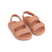 Ben je op zoek naar fijne sandalen voor je kleintje? Dan zijn deze leuke joy sandalen in de kleur tuscany rose van het merk Liewood misschien wel een goede match! Deze leuke sandaaltjes zien er niet alleen schattig uit, maar zijn ook erg praktisch! VanZus