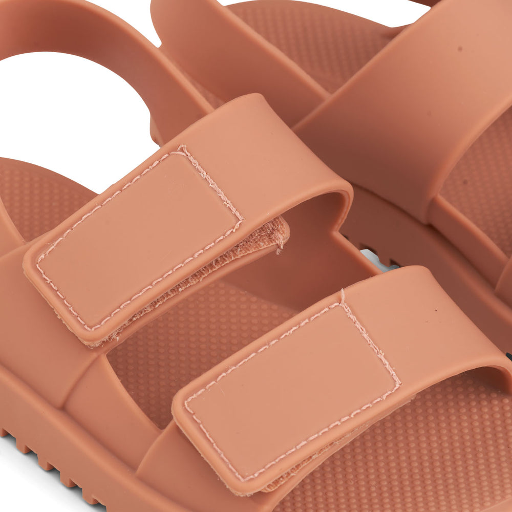 Ben je op zoek naar fijne sandalen voor je kleintje? Dan zijn deze leuke joy sandalen in de kleur tuscany rose van het merk Liewood misschien wel een goede match! Deze leuke sandaaltjes zien er niet alleen schattig uit, maar zijn ook erg praktisch! VanZus