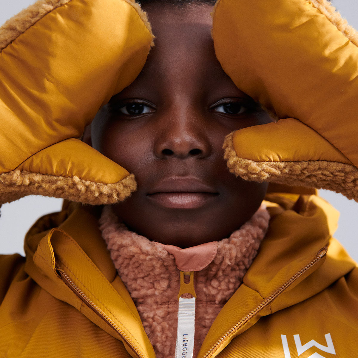 Blijf lekker warm op dagen dat het sneeuwt met deze kalle sneeuwjas in de kleur tuscany rose mix van het merk Liewood. De jas ziet ziet er onwijs cool uit en is ook heel praktisch. Ideaal voor koude winterdagen of voor op wintersportvakanties. VanZus