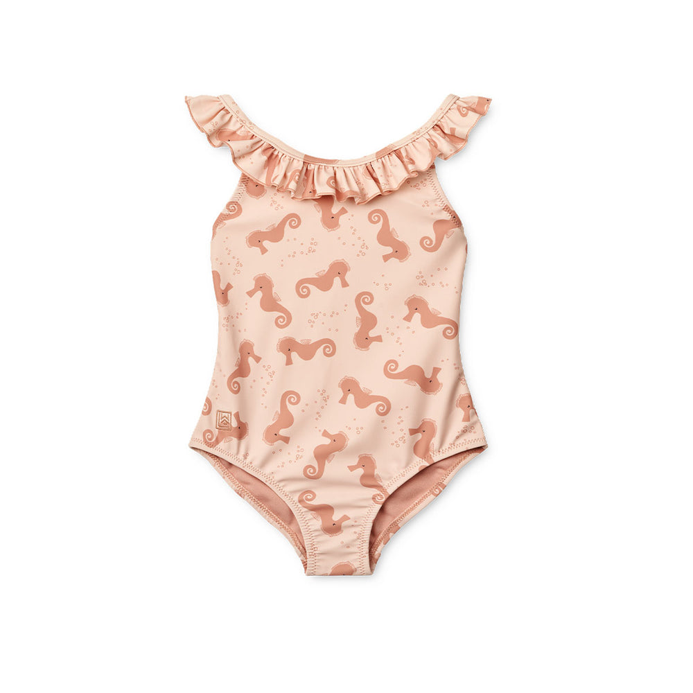 Dit kallie badpak van Liewood in de kleur seahorse/apple blossom is onwijs schattig voor een uitje naar het zwembad, de vakantie of een dagje strand! Met dit badpak aan is je kindje namelijk 100% summerproof! En, wat ook erg fijn is, het badpak beschermt je kindje tot factor 40! VanZus