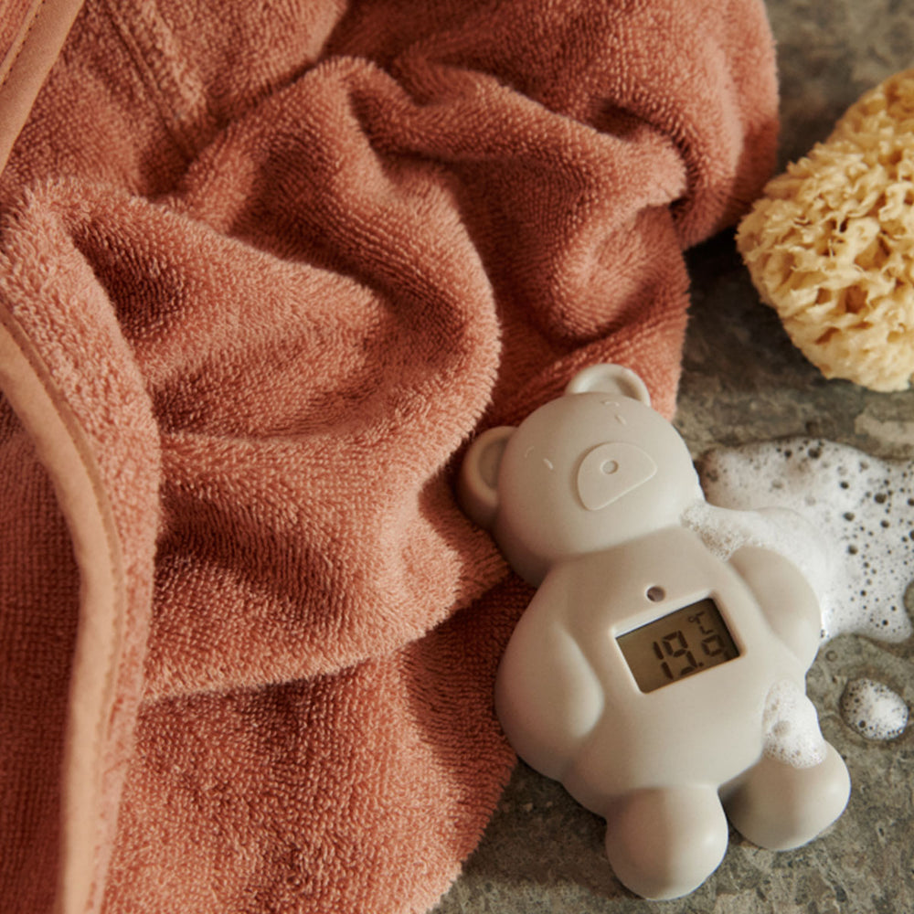 Met de kiera badthermometer van het Deense merk Liewood heeft het badje van je kindje altijd de juiste temperatuur. De thermometer heeft de vorm van een beertje en heeft de kleur sandy. VanZus