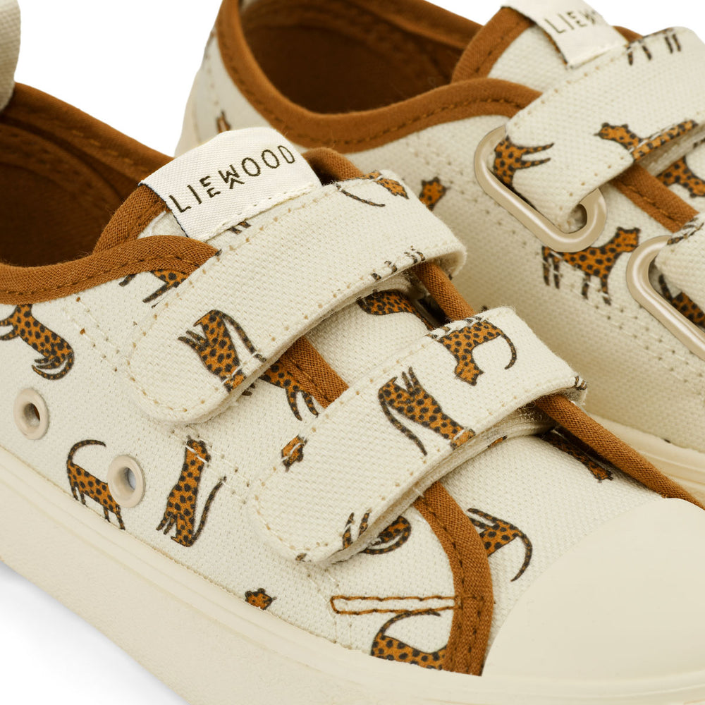 Ontdek deze te leuke kim sneakers in leopard/sandy van het Deense merk Liewood. Deze schattige comfortabele schoenen zijn ontworpen met oog voor detail en zijn ideaal voor kleine voetjes! VanZus