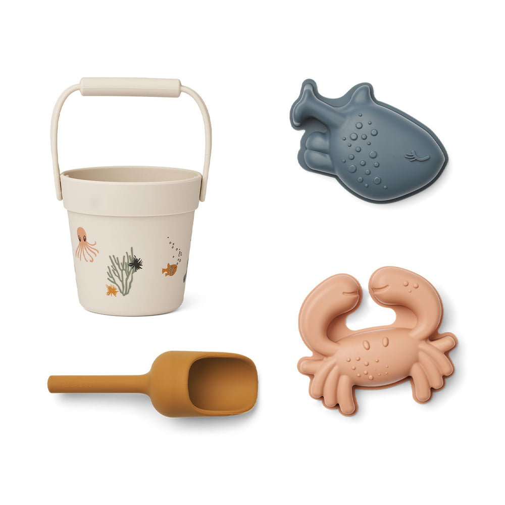 Dagjes aan het strand worden compleet met deze leuke kit mini strandset in de kleur sea creature/sandy van het merk Liewood. Met dit schattige strandsetje kan je kindje de mooiste zandcreaties maken en op avontuur gaan op het strand. VanZus