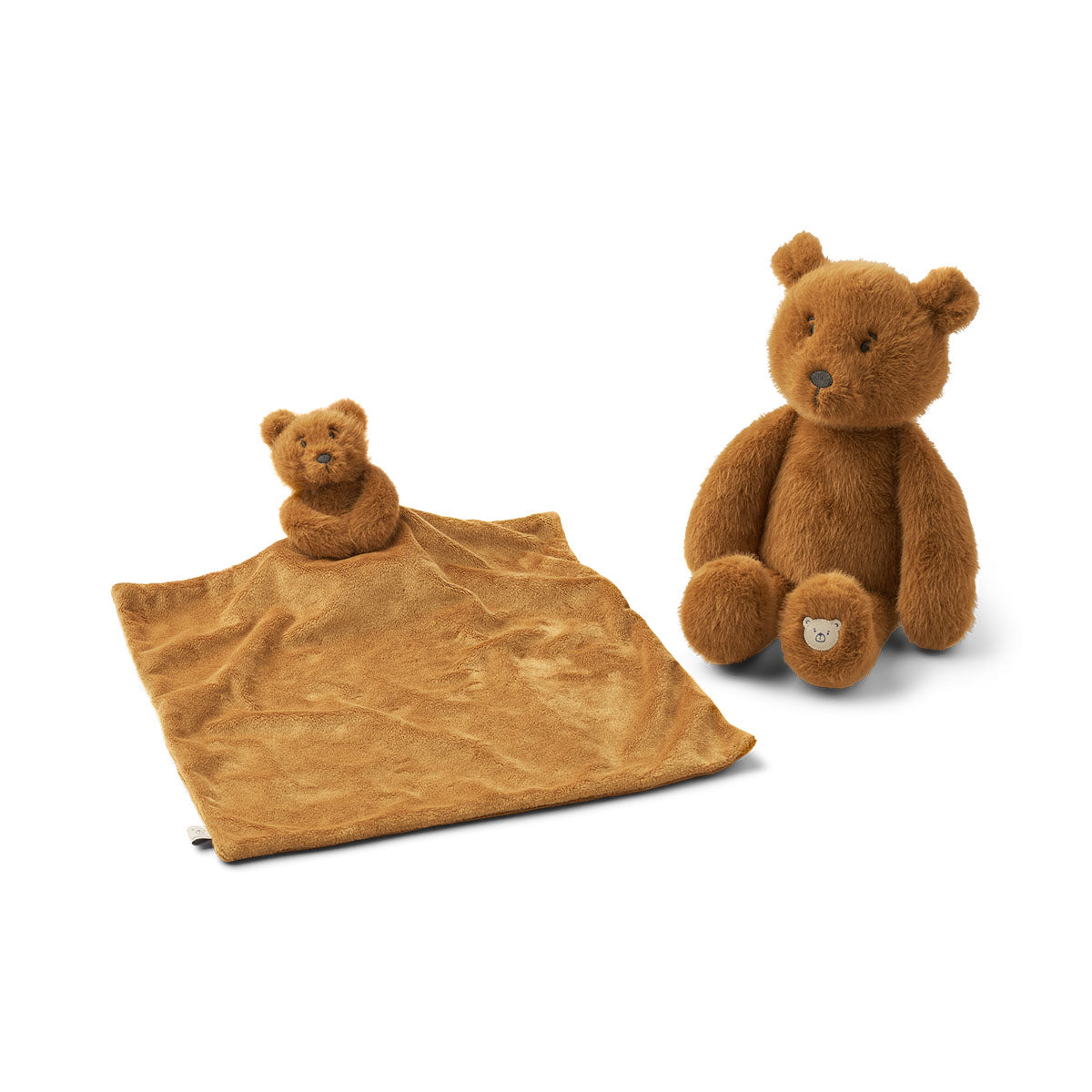 Verras kersverse ouder met deze leuke lillian bear newborn geschenkset in de kleur golden caramel van het merk Liewood. Deze te schattige cadeauset bestaat uit een knuffeldoekje en een teddybear. Te lief! VanZus