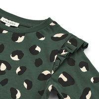 Deze lima lange mouwen jurk in de kleur spot wild leo/forest green van het merk Liewood is een handige en stijlvolle aanvulling op de garderobe van je kleinje. Combeer de jurk met een panty of maillot en de outfit is compleet! De jurk is gemaakt van katoen en zit daarom ontzettend lekker. VanZus