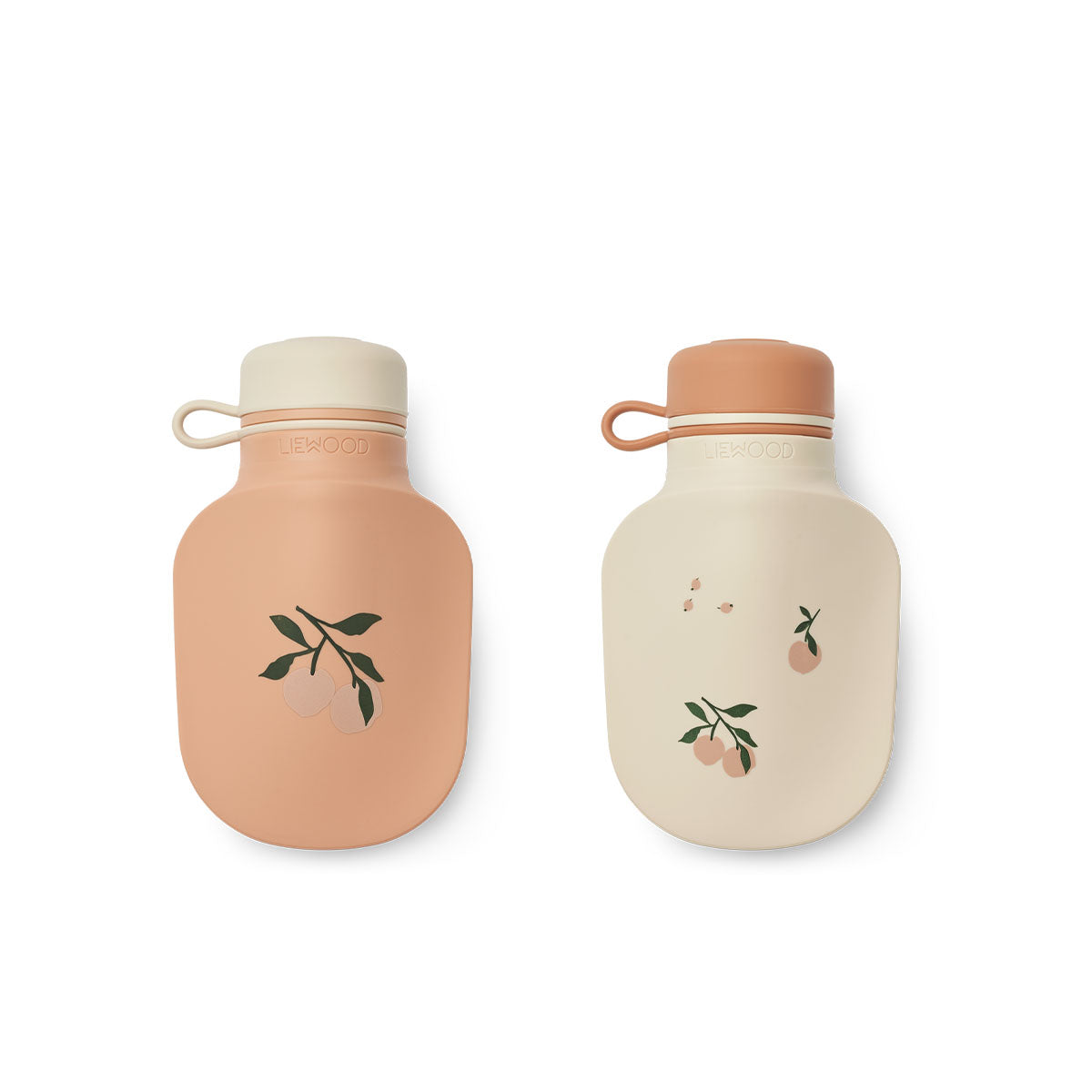 Serveer je kindje heerlijke smoothies met deze leuke lizzie smoothie flesjes 2-pack in de variant peach/sea shell van het merk Liewood. Deze schattige flesjes zijn ideaal voor smoothies on-the-go en zien er ook nog eens heel leuk uit! VanZus