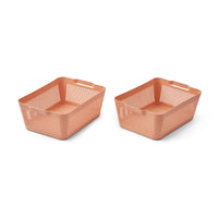 Spullen opbergen, zoals het speelgoed van je kleintje, wordt een piece of cake met deze makeeva 2-pack opbergmand L in de kleur tuscany rose van het merk Liewood. Deze mooie plastic manden hebben een mooie oudroze kleur en een simpel, modern design, waardoor ze goed passen in verschillende interieurstijlen. VanZus