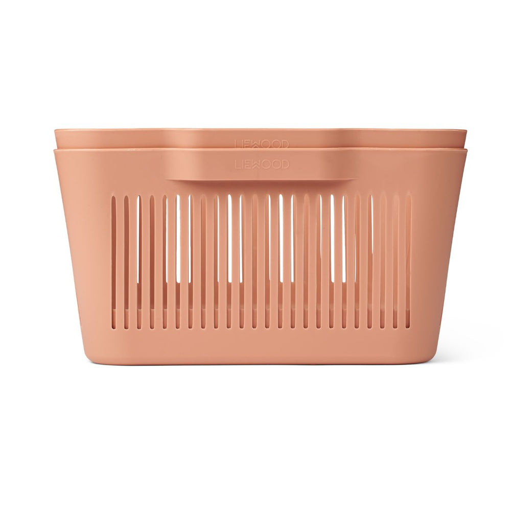 Spullen opbergen, zoals het speelgoed van je kleintje, wordt een piece of cake met deze makeeva 2-pack opbergmand L in de kleur tuscany rose van het merk Liewood. Deze mooie plastic manden hebben een mooie oudroze kleur en een simpel, modern design, waardoor ze goed passen in verschillende interieurstijlen. VanZus