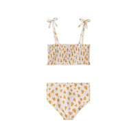 Ben je nog op zoek naar een leuke bikini voor je dochter? Dan is deze leuke mikaela bikini in de kleur hearts/sandy van het merk Liewood misschien wel een match! Dit is een gesmokte bikini met een lieve print, die je kindje superleuk zal staan! VanZus