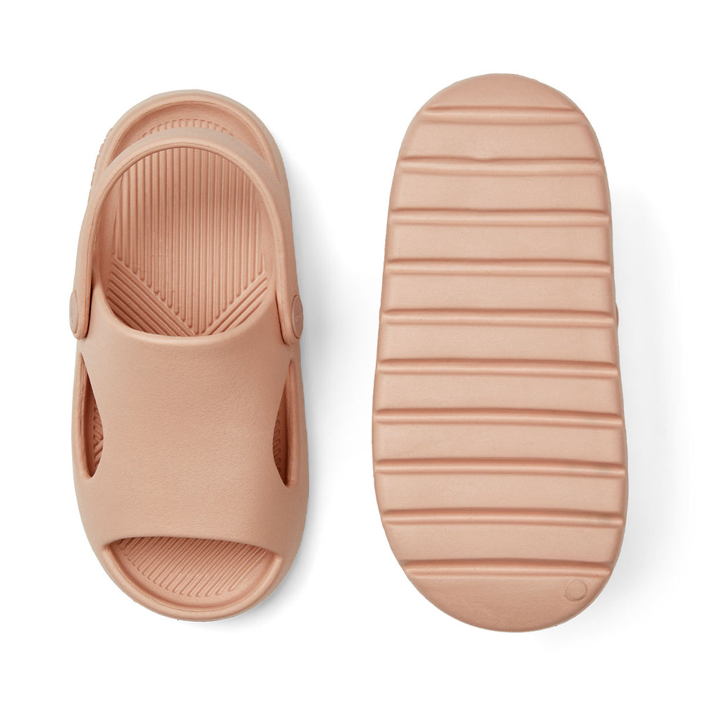 Ben je op zoek naar praktische én leuk uitziende sandalen? Dan zijn deze morris sandalen van Liewood in de kleur rose  ideaal! Deze sandalen zitten namelijk enorm comfortabel, dankzij het zachte en lichtgewicht materiaal, maar zien er ook stijlvol uit. VanZus