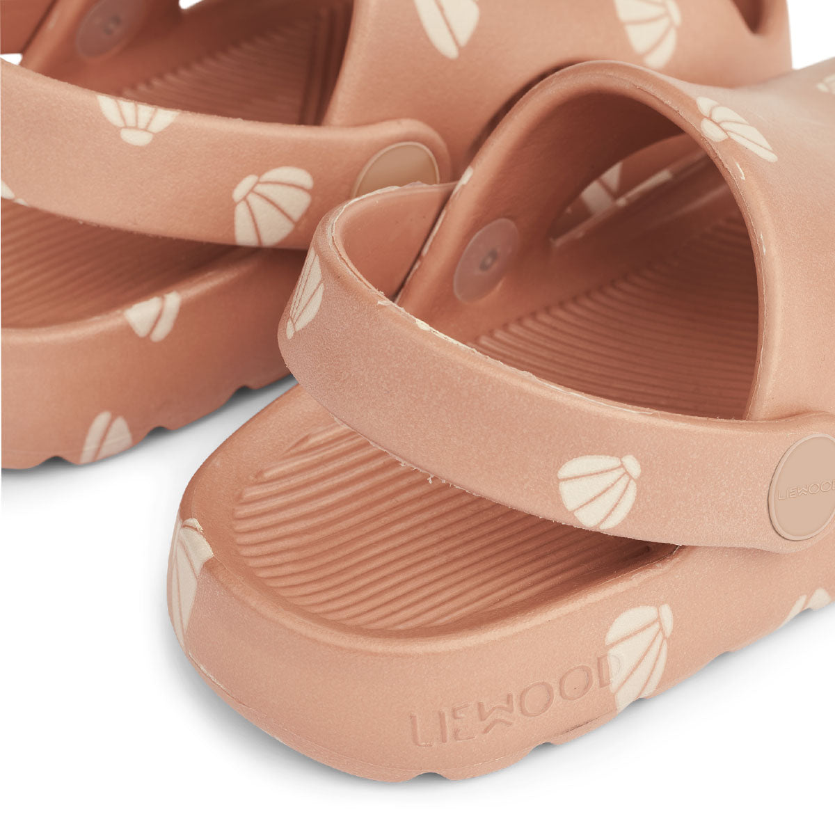 Ben je op zoek naar praktische én leuk uitziende sandalen? Dan zijn deze morris sandalen van Liewood in de kleur shell/pale tuscany ideaal! Deze sandalen zitten namelijk enorm comfortabel, dankzij het zachte en lichtgewicht materiaal, maar zien er ook stijlvol uit. VanZus