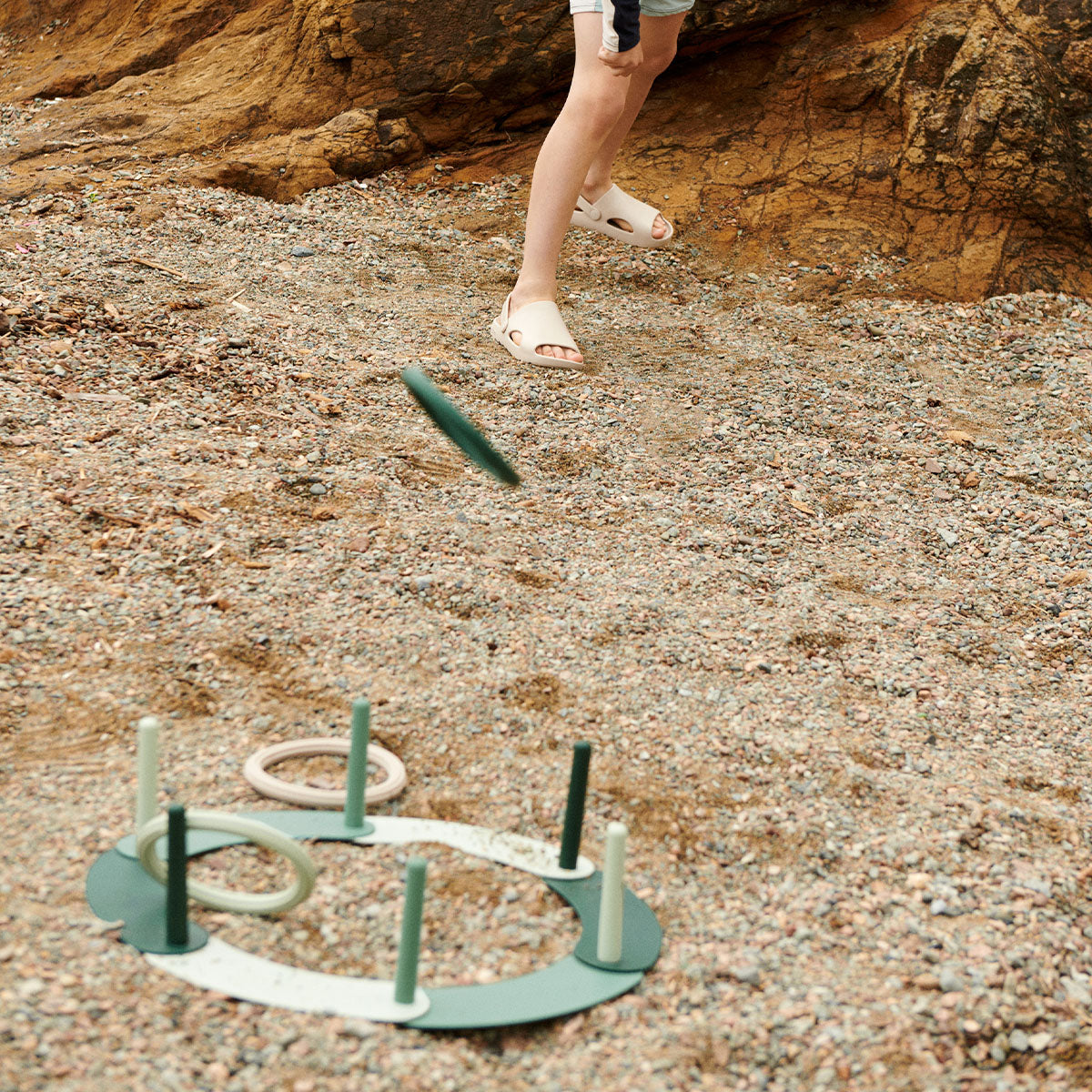 Heb je zin in een leuk spelletje? Dan is dit noova ringenspel in mustard multi mix van het merk Liewood ideaal! Dit leuke spelletje is ideaal voor op kinderfeestjes of gewoon als actief spelletje in de tuin met vriendjes of het gezin! VanZus