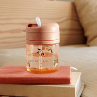 De pavia rietjesbeker 280 ml in de variant peach/sea shell van het merk Liewood is perfect voor kleintjes die zelfstandig willen drinken. Met een handig en flexibel siliconen rietje, en een afneembaar deksel, is deze beker ideaal voor dagelijks gebruik, zowel thuis als onderweg. VanZus