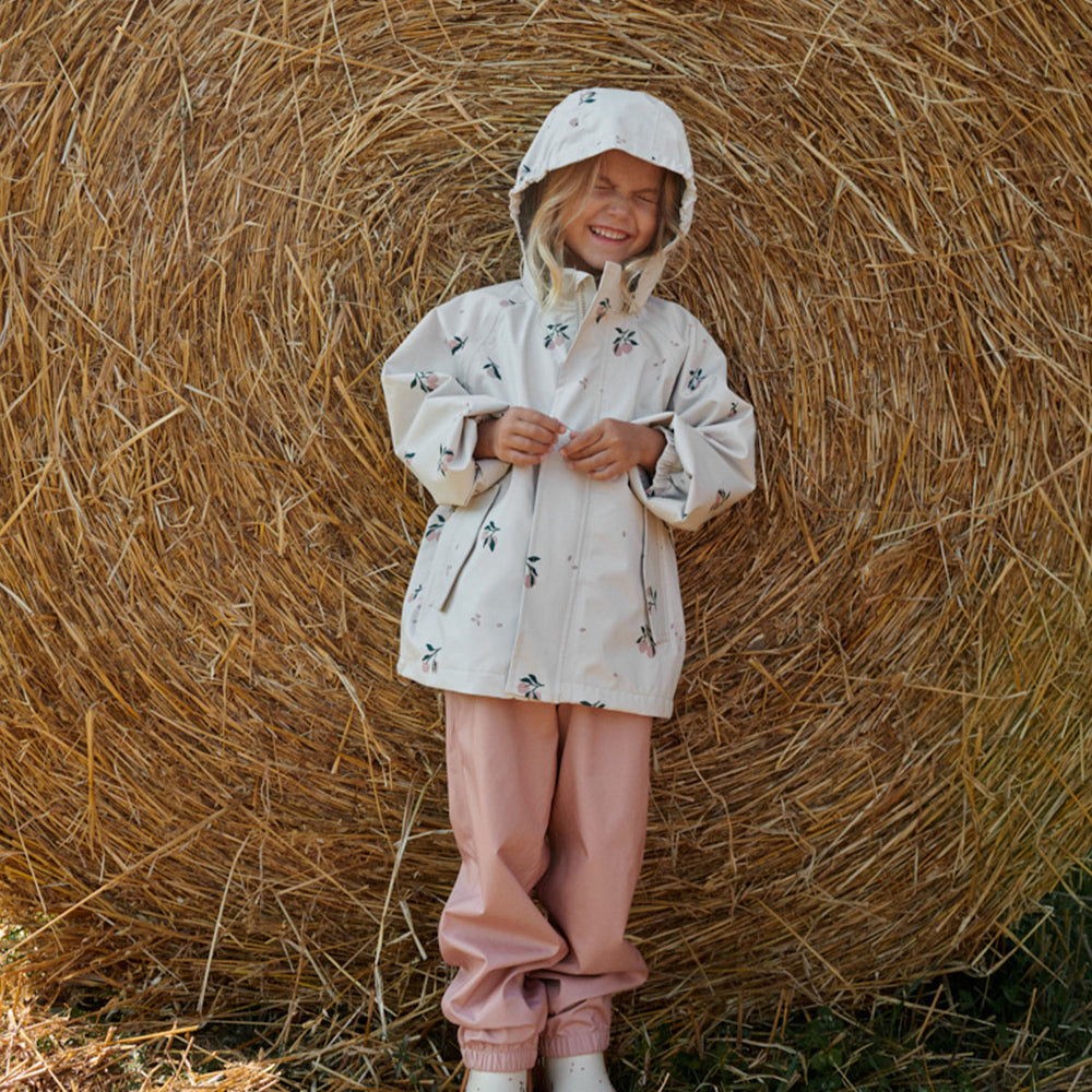 Blijf lekker warm en droog op dagen dat het regent met dit pedia regenpak in de kleur peach/sea shell van het merk Liewood. Het pak ziet ziet er onwijs cool uit en is ook heel praktisch. VanZus