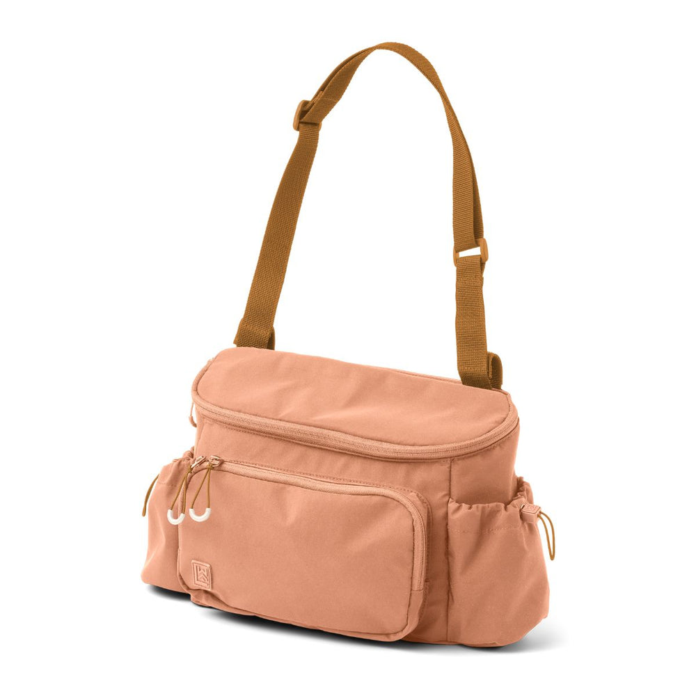 Neem alle essentials van jou en je kleintje mee met deze olivie luiertas in tuscany rose van het merk Liewood. Deze tas is ontzettend ruim, voelt heel stevig aan en heeft een mooie oranje kleur die de tas een echte eyecatcher maakt! VanZus