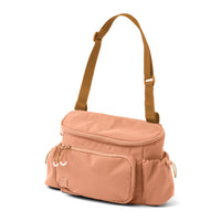 Neem alle essentials van jou en je kleintje mee met deze olivie luiertas in tuscany rose van het merk Liewood. Deze tas is ontzettend ruim, voelt heel stevig aan en heeft een mooie oranje kleur die de tas een echte eyecatcher maakt! VanZus