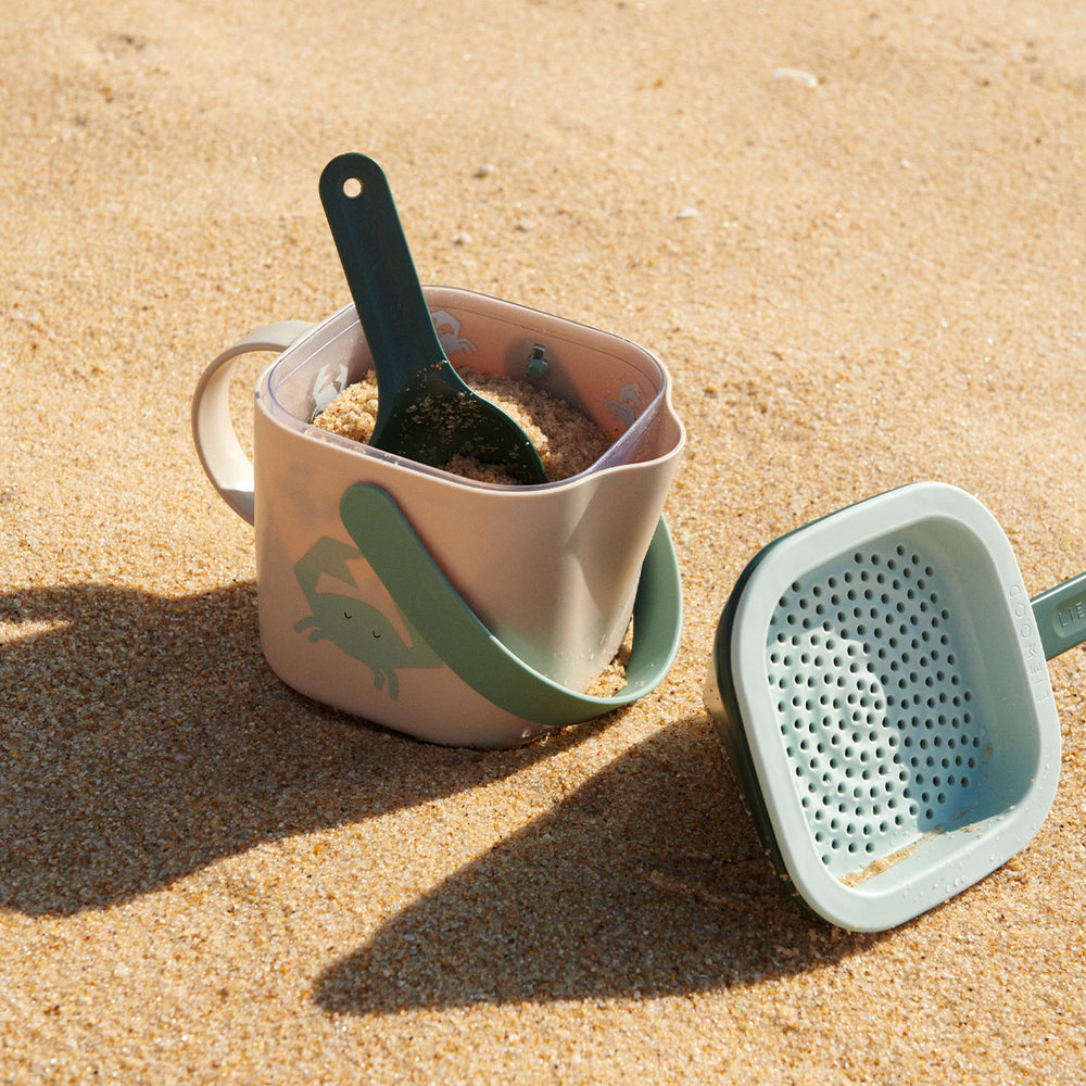 Staat er een dagje strand op de planning? Dan mag deze roald strandset in de variant crab/sandy van het merk Liewood niet onbreken! Met deze vrolijke set kan je kindje heerlijk met zand spelen en zal hij of zij heerlijk een tijdje zoet zijn! VanZus