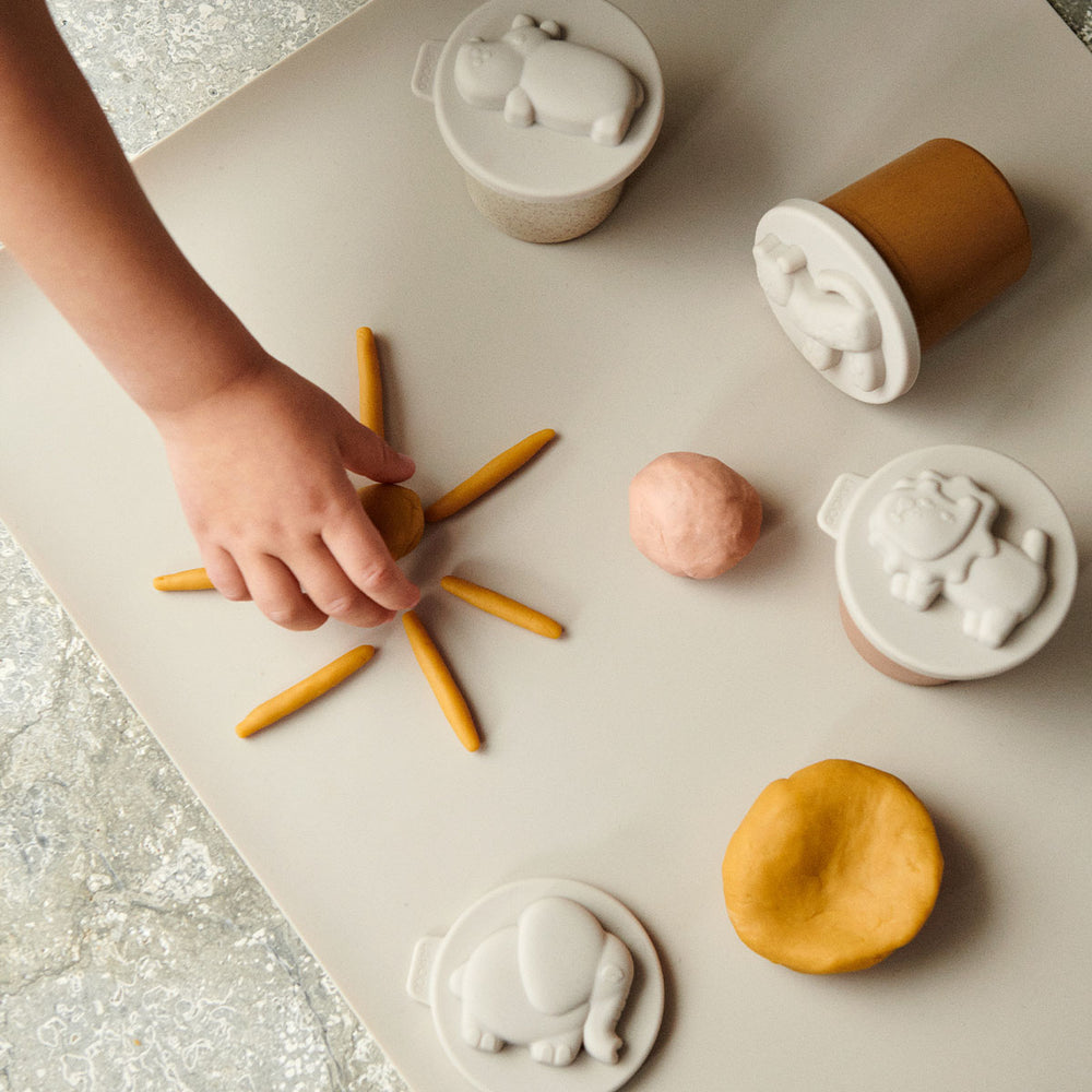 Met deze leuke rollie play dough 6-pack in de kleur yellow mellow multi mix kan je kindje een hele middag heerlijk spelen met klei. Je kindje kan de mooiste figuurtjes, 'gebakjes' en andere creaties maken met deze vrolijke klei van Liewood. 