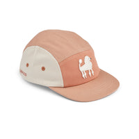 Deze leuke rory pet in de kleur tuscany rose/pale tuscany van het merk Liewood is hét ideale accessoire voor deze herfst. De pet is praktisch én ziet er superleuk uit! Heeft je kind een bad hair day? Geen probleem. Dan zet je gewoon deze leuke pet op! VanZus