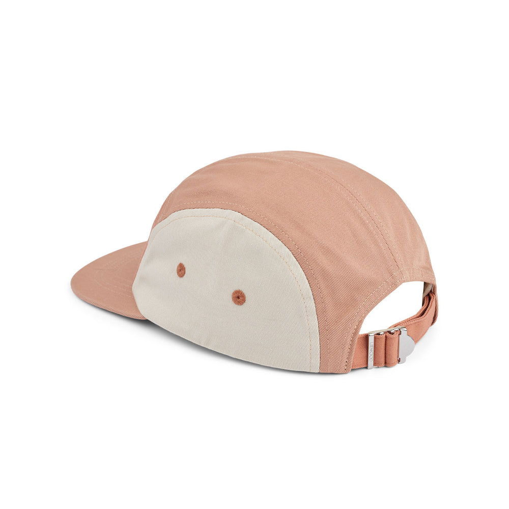 Deze leuke rory pet in de kleur tuscany rose/pale tuscany van het merk Liewood is hét ideale accessoire voor deze herfst. De pet is praktisch én ziet er superleuk uit! Heeft je kind een bad hair day? Geen probleem. Dan zet je gewoon deze leuke pet op! VanZus