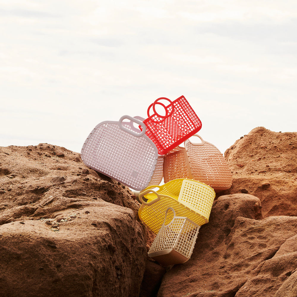 De samantha mand in lemonade van Liewood is perfect voor naar het strand of als je boodschappen gaat doen. Ook handig op vakantie: eenvoudig in- en uit elkaar te klikken. In verschillende kleuren. VanZus