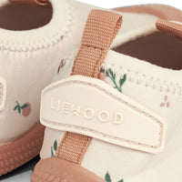 Zwemmen wordt dubbel zo leuk én veilig met dee fijne sanjia flounce zwemschoenen in de variant peach/sea shell van het merk Liewood. Deze schoenen beschermen nier alleen de voetjes van je kleintje in bijvoorbeeld de zee, maar zien er ook heel leuk uit! VanZus