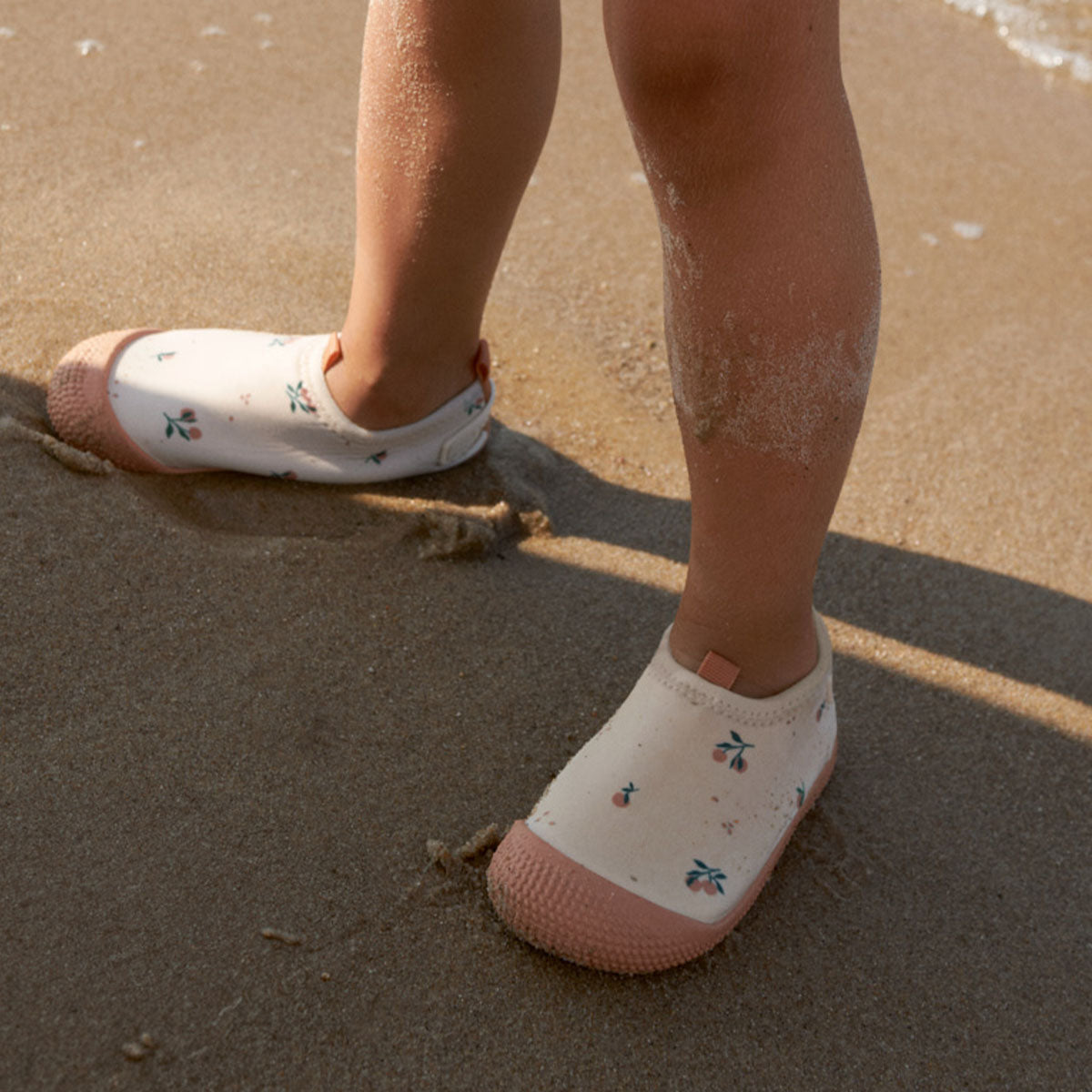 Zwemmen wordt dubbel zo leuk én veilig met dee fijne sanjia flounce zwemschoenen in de variant peach/sea shell van het merk Liewood. Deze schoenen beschermen nier alleen de voetjes van je kleintje in bijvoorbeeld de zee, maar zien er ook heel leuk uit! VanZus