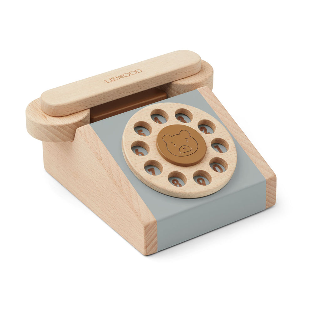 De klassieke telefoon selma in de variant blue fog is superleuk houten kinderspeelgoed. Bel met de retro telefoon je vriendje of opa en oma op door aan de schijf te draaien. Vergeet het telefoonnummer niet! VanZus