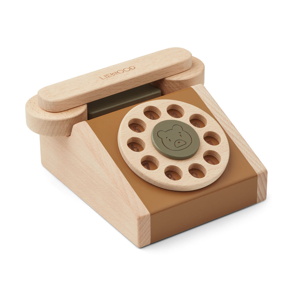 De klassieke telefoon selma in de variant golden caramel is superleuk houten kinderspeelgoed. Bel met de retro telefoon je vriendje of opa en oma op door aan de schijf te draaien. Vergeet het telefoonnummer niet! VanZus