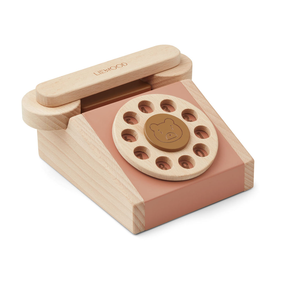 De klassieke telefoon selma in de variant tuscany rose is superleuk houten kinderspeelgoed. Bel met de retro telefoon je vriendje of opa en oma op door aan de schijf te draaien. Vergeet het telefoonnummer niet! VanZus
