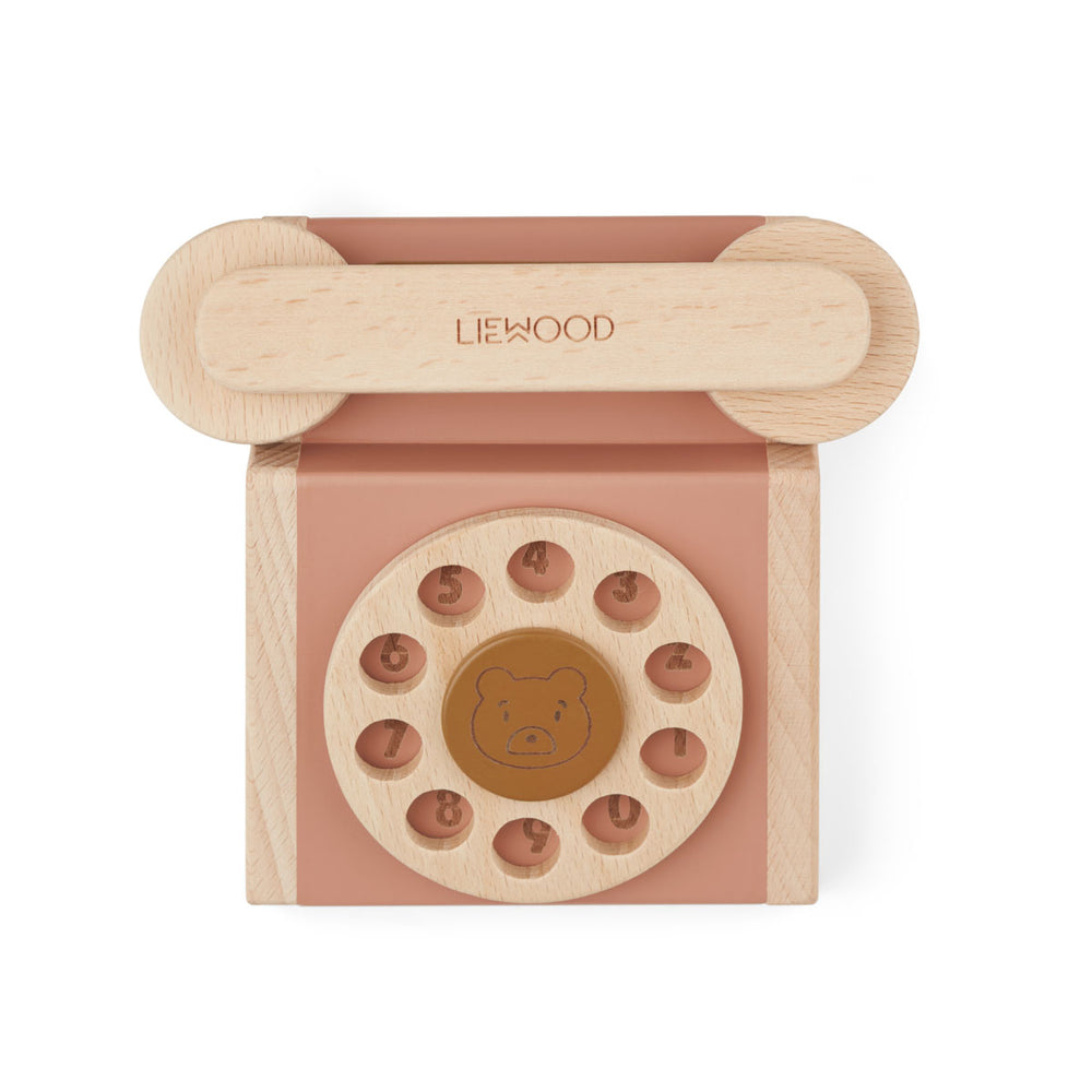 De klassieke telefoon selma in de variant tuscany rose is superleuk houten kinderspeelgoed. Bel met de retro telefoon je vriendje of opa en oma op door aan de schijf te draaien. Vergeet het telefoonnummer niet! VanZus