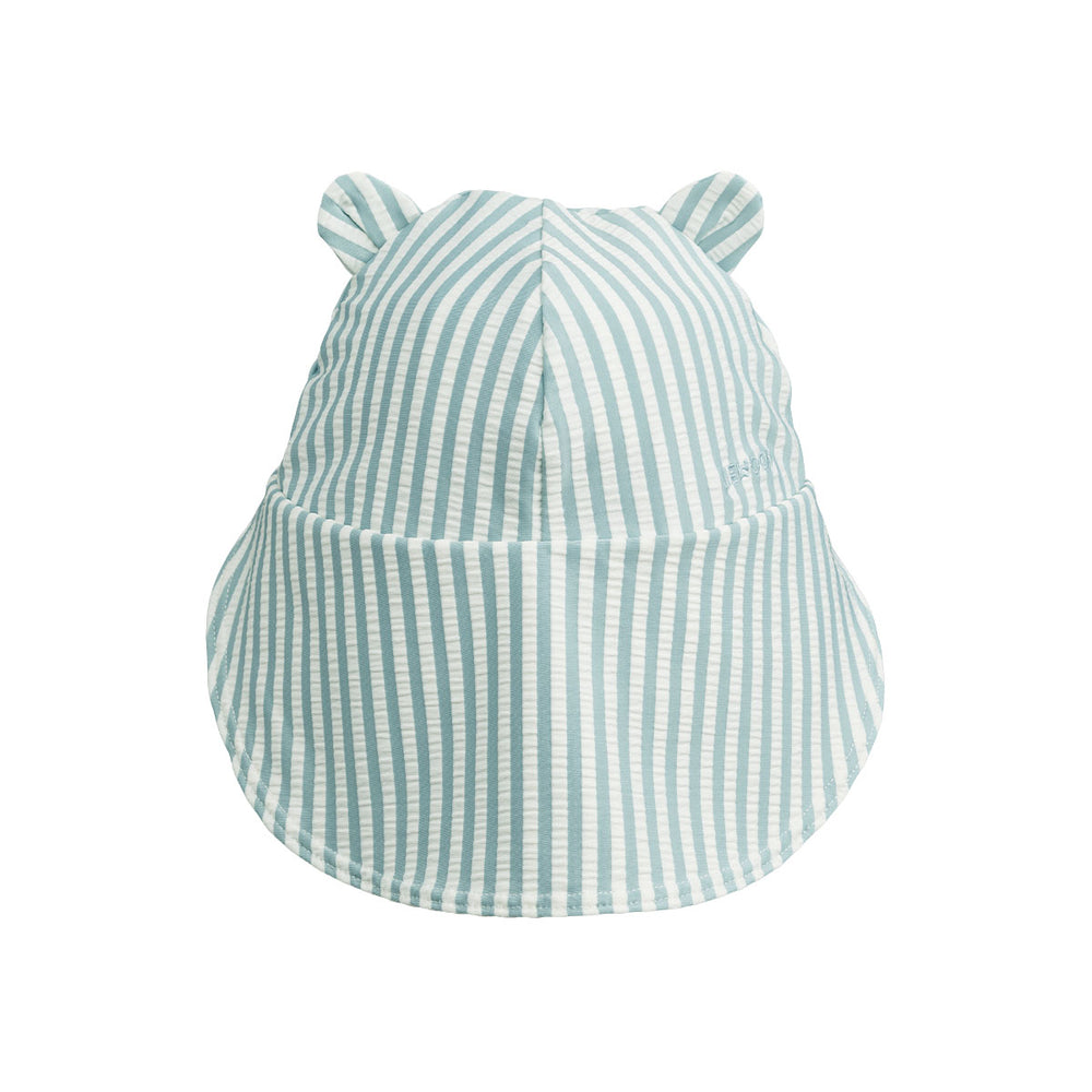 Houd het koppie en de ogen van je kindje goed beschermd tegen de zon met deze leuke senia zonnenpet met oortjes in de variant stripe pure sky/creme de la creme van het merk Liewood. Niet alleen biedt dit petje goede zonbescherming, je kleintje ziet er ook te schattig uit met deze pet op! VanZus