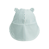 Houd het koppie en de ogen van je kindje goed beschermd tegen de zon met deze leuke senia zonnenpet met oortjes in de variant stripe pure sky/creme de la creme van het merk Liewood. Niet alleen biedt dit petje goede zonbescherming, je kleintje ziet er ook te schattig uit met deze pet op! VanZus