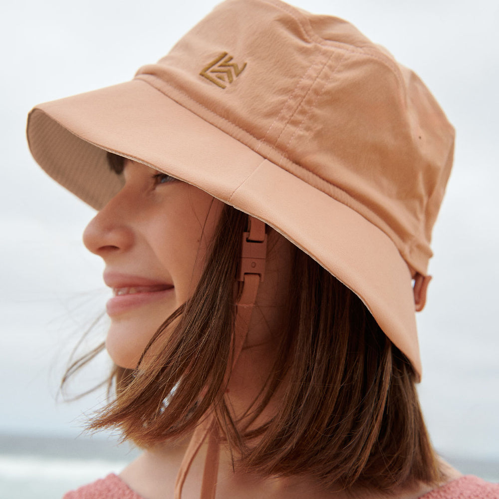 Hoe tof is deze seraphina sporty bucket hat in de kleur tuscany rose van het merk Liewood?! Deze sportieve bucket hat staat niet alleen heel stylish, maar beschermt je kindje ook tegen de zon. VanZus