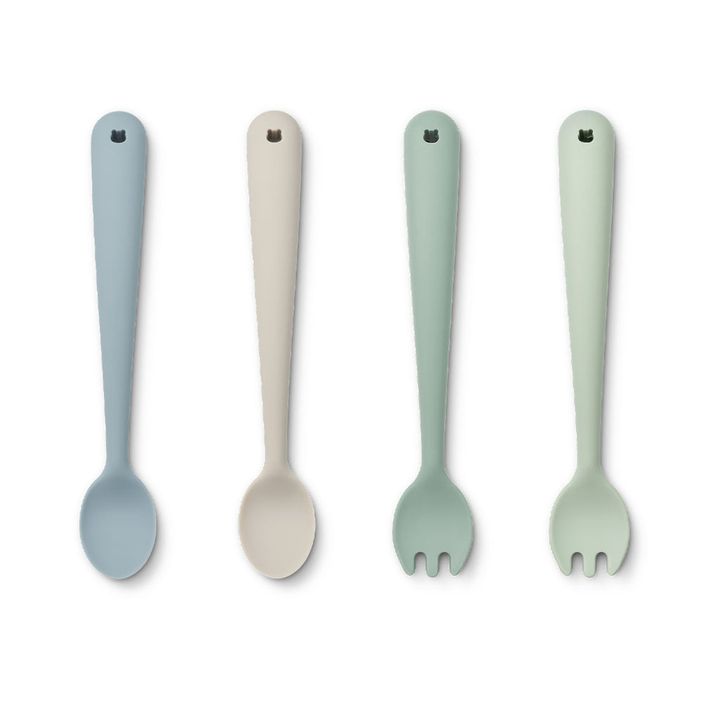Ontdek de betoverende shea vork en lepelset van het Deense merk Liewood in de speelse kleuren van dusty mint multi mix. Deze schattige set, gemaakt van zacht siliconen, maakt de etenstijd een waar plezier voor jouw kleintje. VanZus