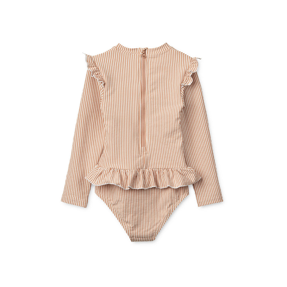 Op zoek naar een hip badpak voor jouw kindje? Met het Liewood baby sille seersucker badpak in de variant stripe pale tuscany/creme de la creme steelt jouw kindje echt de show bij het zwembad, in de tuin, aan de zee of op vakantie. VanZus